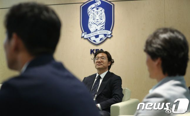 阿方索-戴维斯和拜仁的合同2025年夏天到期，他在和拜仁谈续约时要求将自己的年薪提高到1000-1300 万欧元，但拜仁不同意、并认为阿方索-戴维斯的进步幅度和他近期的表现不能让俱乐部完全满意。
